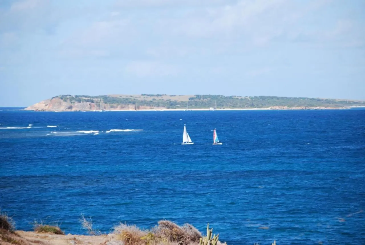 Apartment Ocean Front Studio , Step To The Beach Cul de Sac